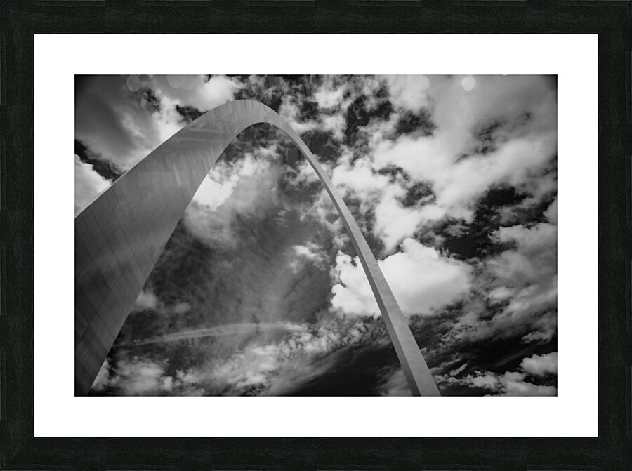 Sculpted Arch Amidst Dynamic Clouds Impression et Cadre photo