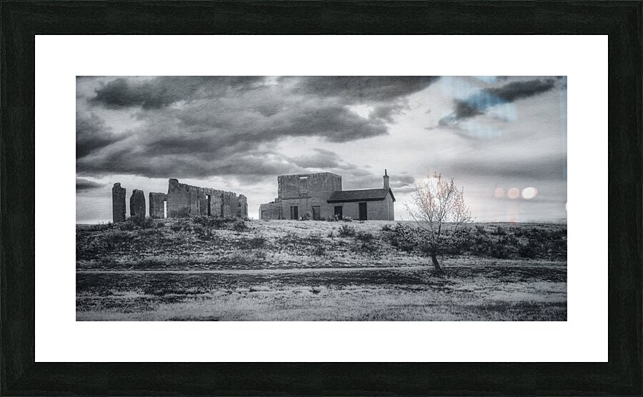 Shadows of History: Fort Laramie Ruins Impression et Cadre photo